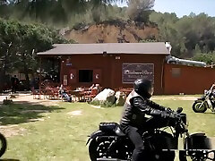 Elle baise deux bikers dans un xxx dot hd !