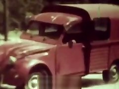 мужчины смотрят горячий трах пары в машине 1970-е винтаж