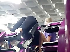 Candid ass & cleavage - gym girl bent over in tights