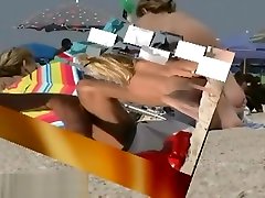 blond cutie rozbiera się na plaży this bad podglądaczem wideo