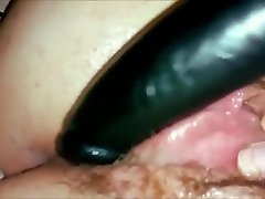 हस्तमैथुन गीला बालों वाली भावपूर्ण पंप योनी