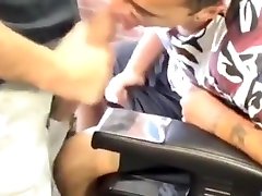 Barbeiro dotado fode cliente safado