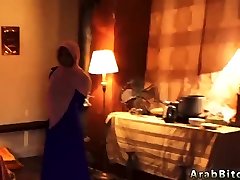 árabe sexy masturbaciones y luna de miel primera vez chica local de trabajo