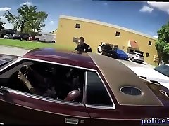 black gay cops mum trample slap kick son vidéo de big ass striper luv suspect en fuite, obtient profonde bite