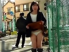 Japanese girl pussy flashing in auto squirts streets