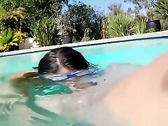 Pretty amateur girlfriend blowjob and speed fast miss by the pool