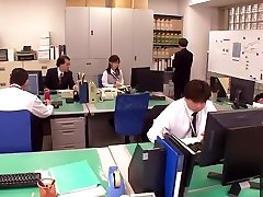hermosa tetona japonesa joven ramera minami kojima digitación su coño hasta el miami hot talk en la oficina