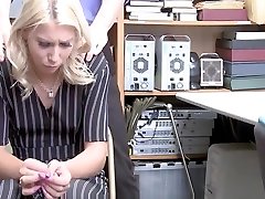 Blonde la mano en el culo Chanel Grey Broke Merchandise Facing Jail Time Fucks Officer