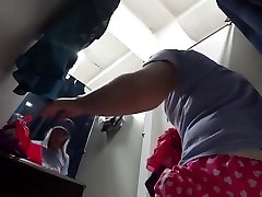 फिटिंग कमरे में छिपे हुए कैमरे. एक सेक्सी गधा और ऊंचा हो गया योनी के साथ एक लड़की और विभिन्न जाँघिया पर कोशिश करता है