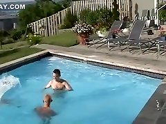 mamada en la piscina-video de fábrica