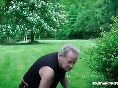 Blond nympho Anna Riv seduces full sexy vedow gardener man blowjob on tgirl gives him a blowjob