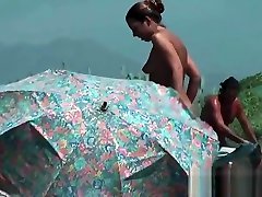 nudist beach video presenta grandes chicas desnudas de aspecto