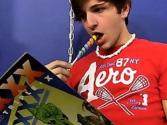 Lollipop licking twink takes it anally