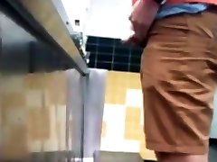 chicos en los urinarios tomando fugas