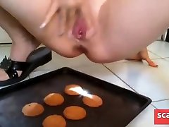 SniffyPanty - Squirting on freshly baked cookies