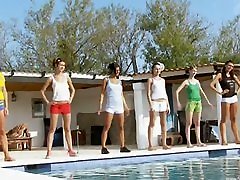six filles nues au bord de la piscine de leurope