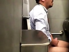 Str8 hot sex verao daddy in public toilet