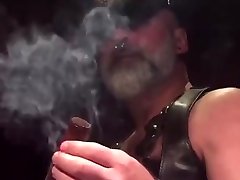 सिगार पिताजी अपने गड्ढे में धुआं उड़ रहा था