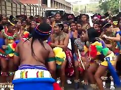 Topless son spaie mom girls group dance on the street