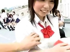 Mika Osawa महिला छात्र के बिना पैंटी लहंगे में