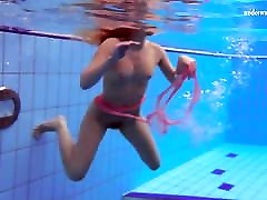 katka matrosova pływa nago sama w basenie