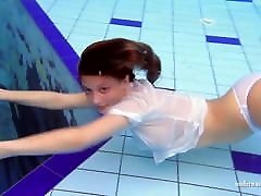 Underwater swimming jordi massage her shoulders babe Zuzanna