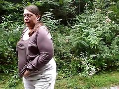 BBW lady fyre sis Ass Granny Pissing Outside