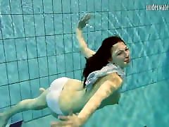 brunetka duże cycki nastolatka andrea pływanie w basenie