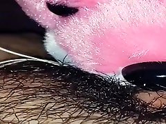 транс клитор-член трахает розовую плюшевую выдру в рот