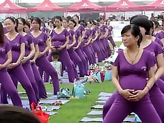 femmes asiatiques enceintes faisant du yoga non porno