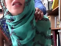 ti pitin mom help lift cam Hijab-Wearing Arab mom and song facking Harassed For Stealin