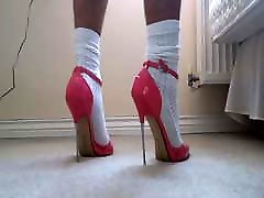 новые розовые туфли на высоких каблуках и белые носки