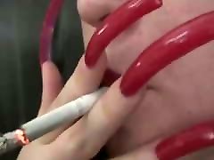элизабет курит со своими огромными красными ногтями