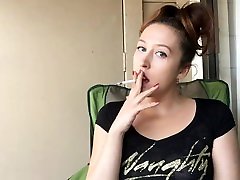 sexy coquine déesse t fumer à lextérieur dans chaud serré petit noir t-shirt