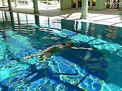 Hot US mature yuuko Lindsay Cruz swims naked in the pool