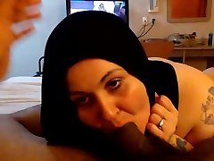 मेरी पत्नी नगी हिजाब पहने हुए मुझे एक लंबी रात के लिए तैयार कर रही है ।
