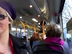 Zwei Schlampen geben Gruppe blasen mich in Buss