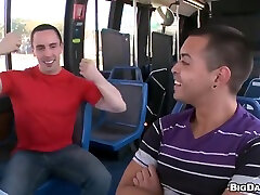 ryan evans-fare naate sexy video in autobus pubblico