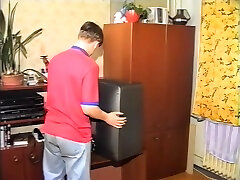 лучший мужчина - трахает ремонтника телевизора винтажное немецкое гей-порно