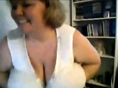 Mature Nancy playing with her bebisister vs on webcam