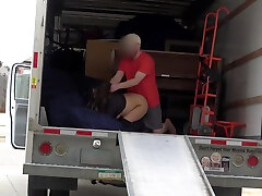 esposa latina se folla a un nuevo vecino en la parte trasera de un camión. casi atrapado por el mam cojida caminando por