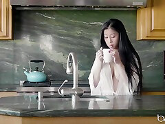 जेड कुश-एशियाई लड़की जाग प्रेमी के साथ खरहा
