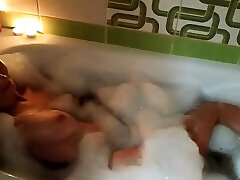 AMATEUR COUPLE HAS ROMANTIC espiando sauna gay IN THE BATHROOM WITH CANDLES