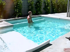 Maddison mms jabradsti blod - Relaxing Sex In The Pool
