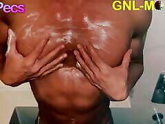 热肌肉的男人在淋浴得到乳头发挥！