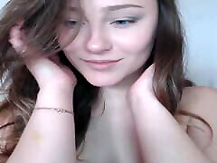 une kinky slow handjob fille russe montre son corps sexy sur webcam