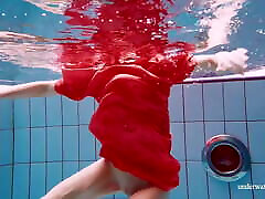 сексуальная голая пизда авенна плавает обнаженной в бассейне