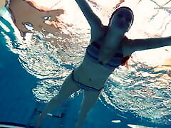 बड़े स्तन किशोर लिज़ा बुबेरेक पूल में नग्न तैराकी