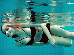 बड़े स्तन श्यामला बेब पानी के नीचे तैराकी