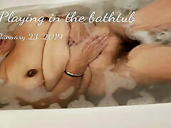 jouer dans la baignoire